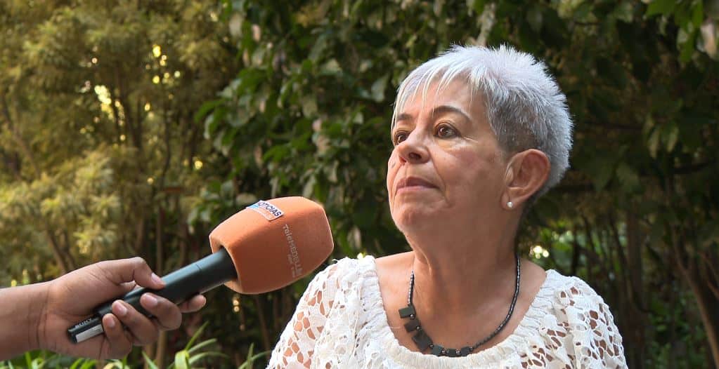 Así es el día a día de Martha Elena, cuidadora que brinda compañía y apoyo a su esposo