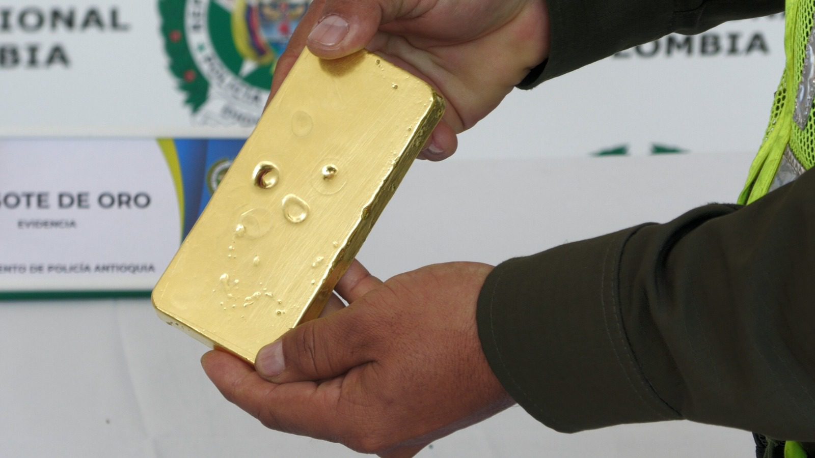 Autoridades capturan a un hombre que llevaba 2 lingotes de oro avaluados en 1500 millones de pesos