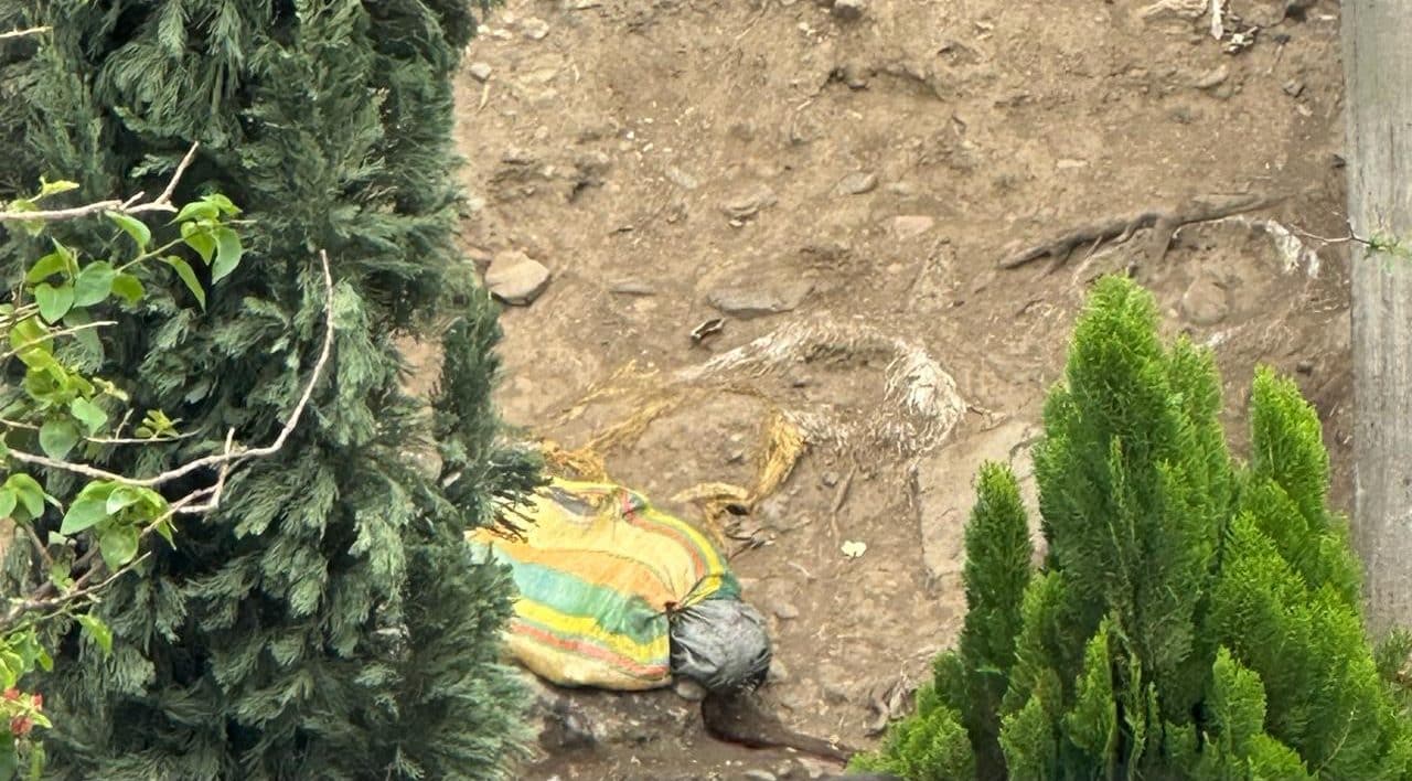 Autoridades rescatan un cuerpo que estaba embolsado en una quebrada en Medellín