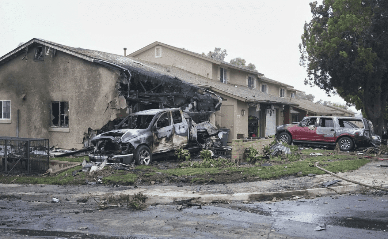 Avioneta se estrelló en una zona residencial de California, Estados Unidos, y provocó incendio