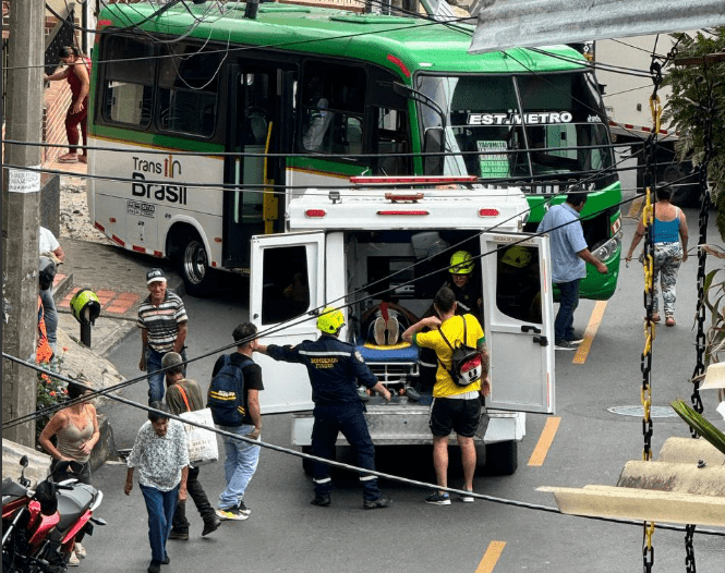 Bus se apagó y chocó contra un poste en Itagüí