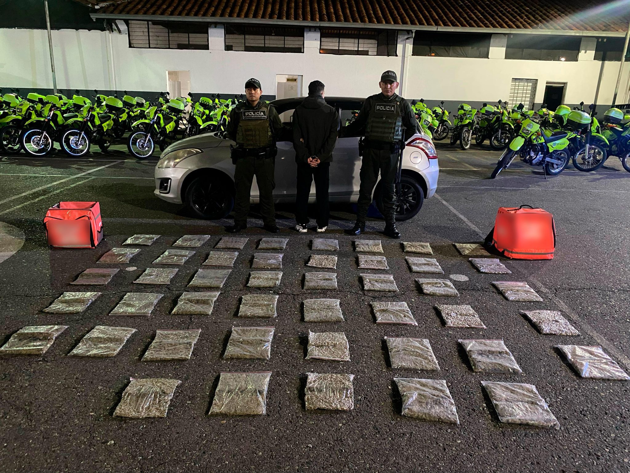 Capturan a hombre con 45 libras de marihuana en Laureles