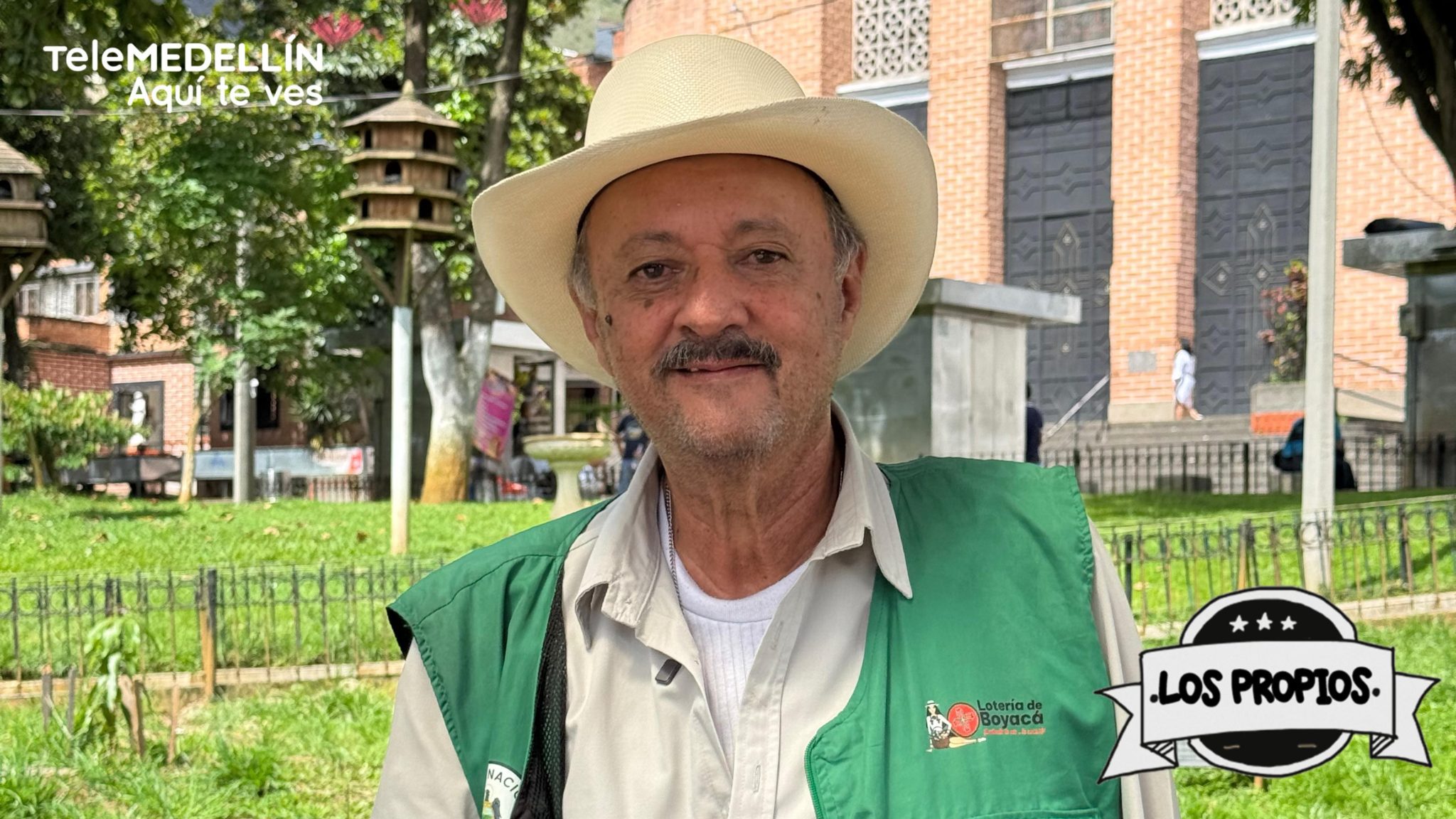 Carlos Humberto Guarín no se presenta como un héroe, pero lo es. Su historia comienza en Argelia, Antioquia, un municipio del suroeste donde nació, y se fortalece en Medellín, ciudad en la que vive desde hace 46 años. Desde entonces, su vida ha sido una mezcla de pruebas difíciles, lecciones profundas y una gratitud constante hacia la vida.