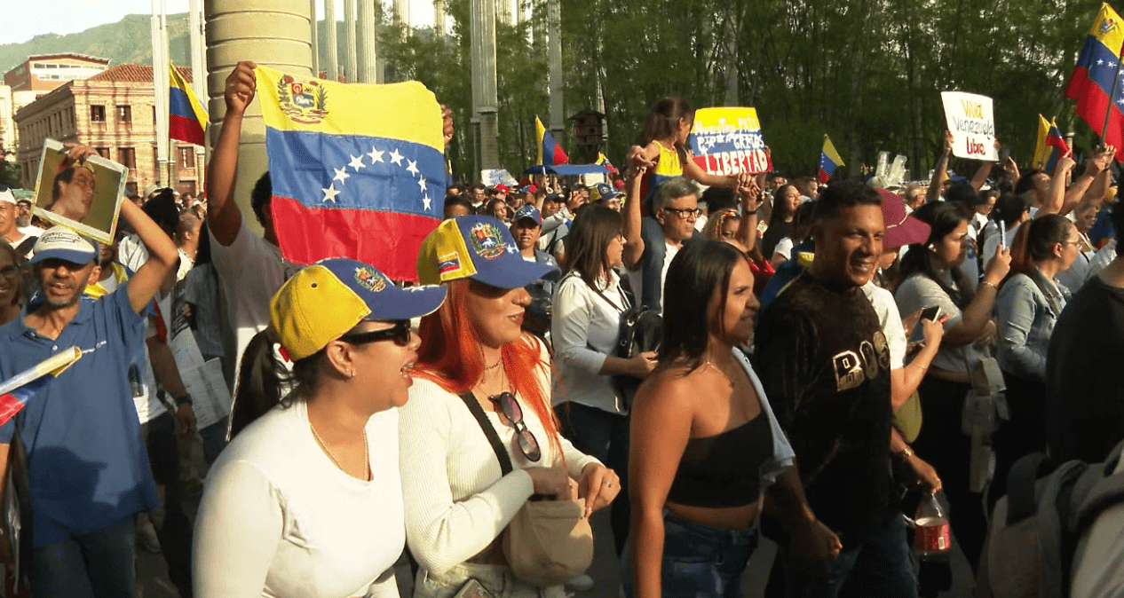 Cientos de venezolanos en Medellín se concentraron en el Parque de las Luces