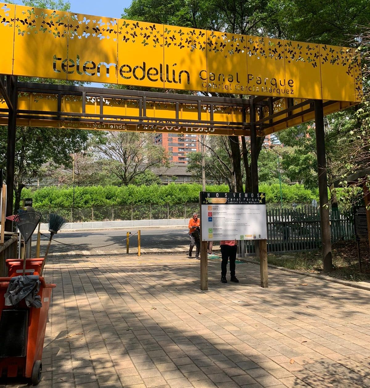 Colaboradores de Telemedellín realizaron una jornada de aseo en el Canal Parque