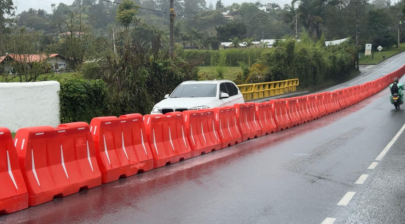 Comienza instalación del separador central en la vía Rionegro - La Ceja