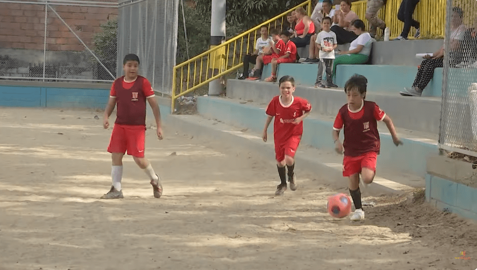 Con fútbol transforman la vida de los niños de un barrio de la comuna 13