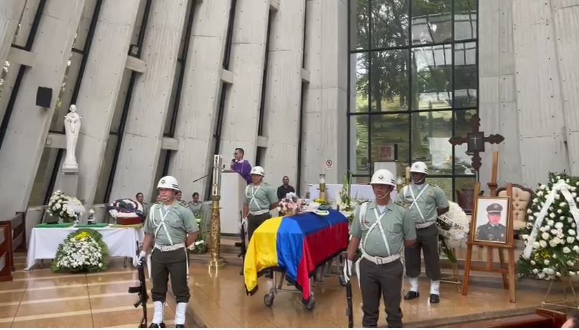 Con un homenaje despidieron al subintendente asesinado en Laureles por frustrar un robo