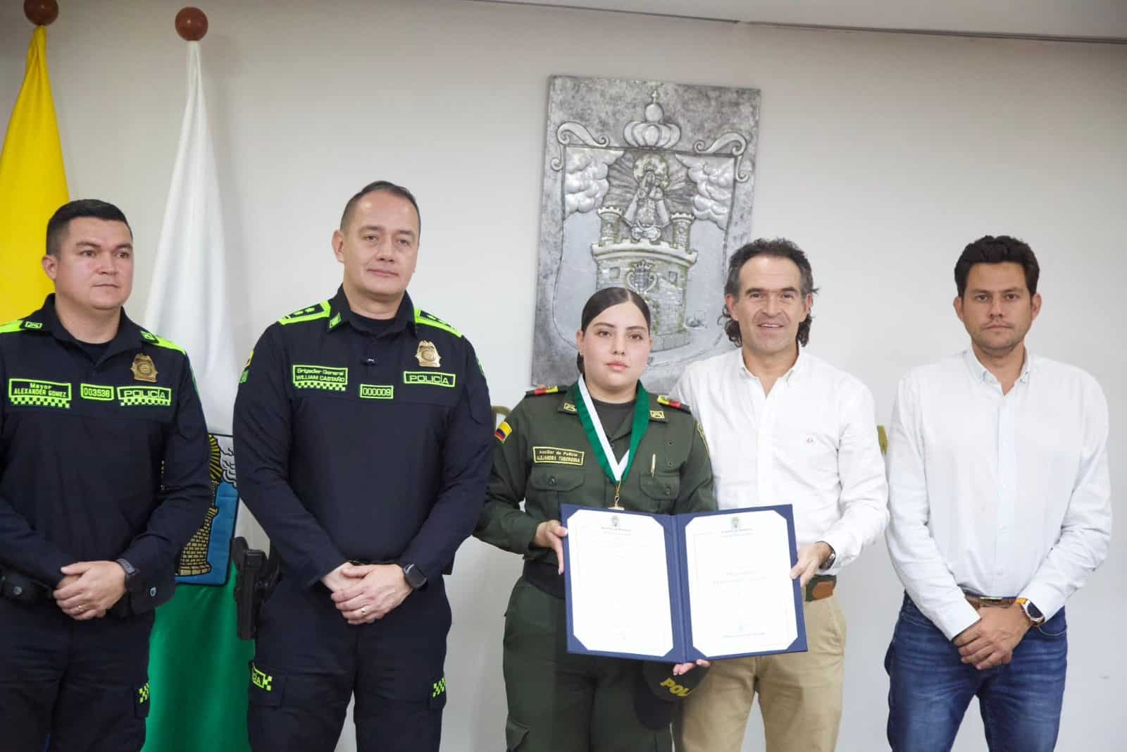 Condecoran auxiliar de la Policía tras evitar que una persona se lanzará a las vías del Metro