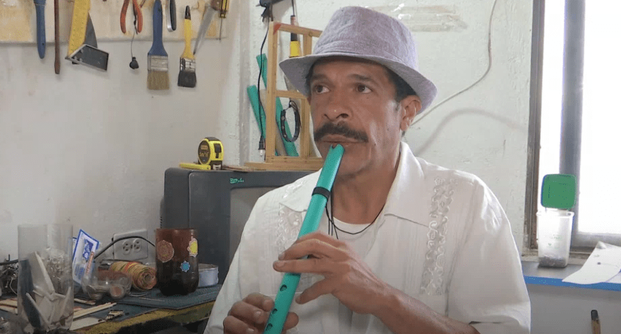 Conozca a Surlay, el reciclador que transforma su trabajo en arte