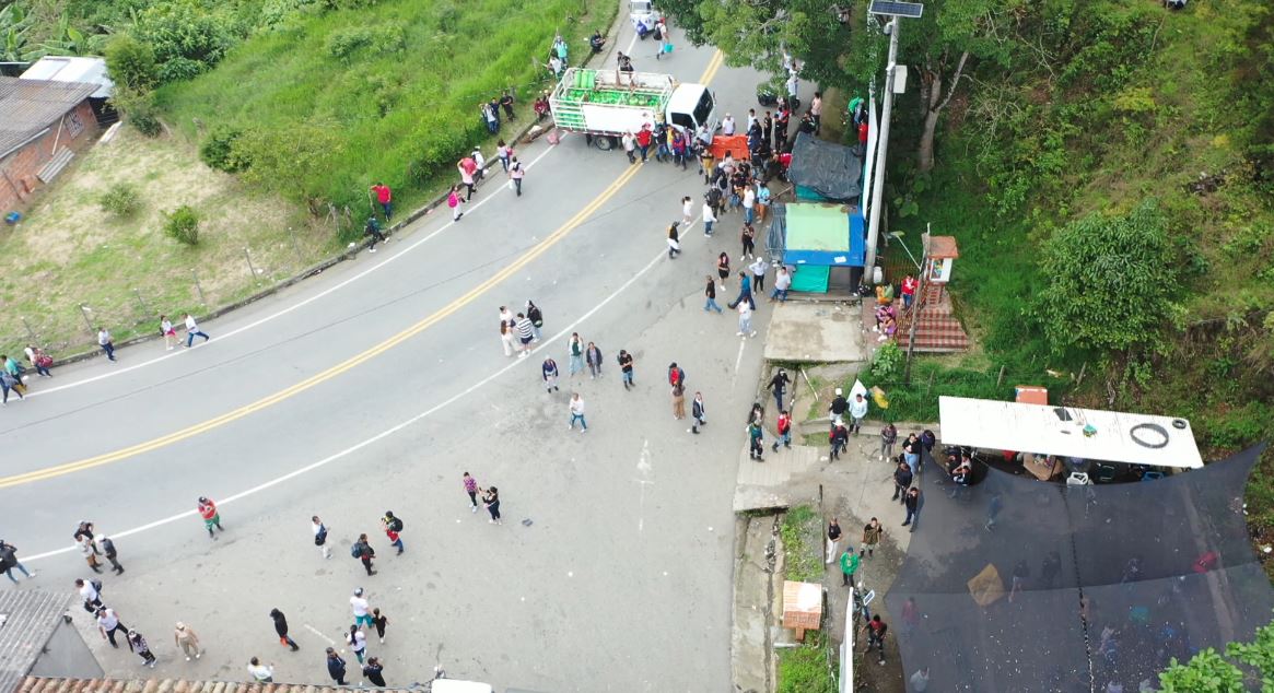 Continúa bloqueada la vía Medellín - Urabá por protesta de mineros