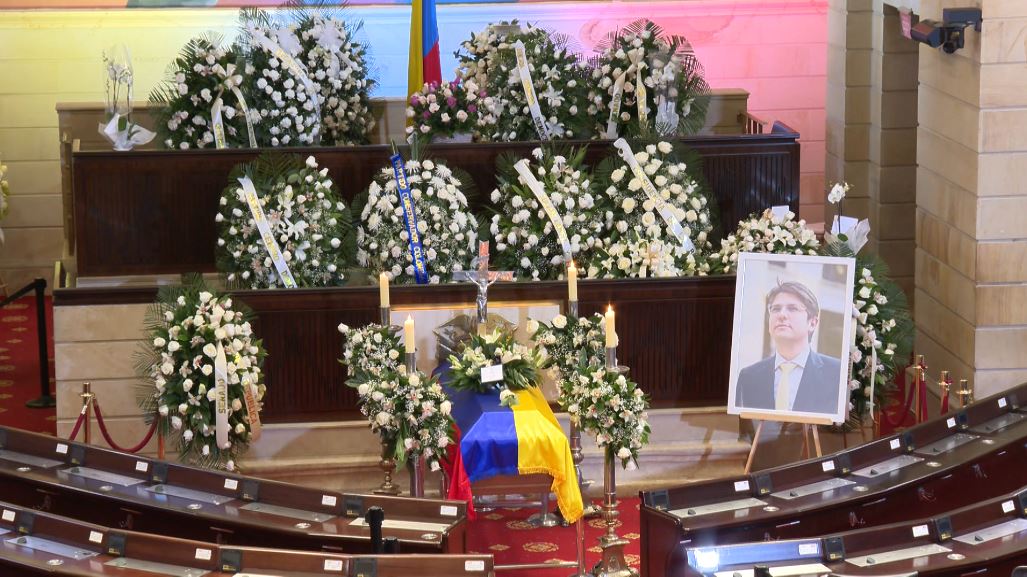 Cuerpo de Miguel Uribe permanece en el Capitolio Nacional donde recibirá último adiós