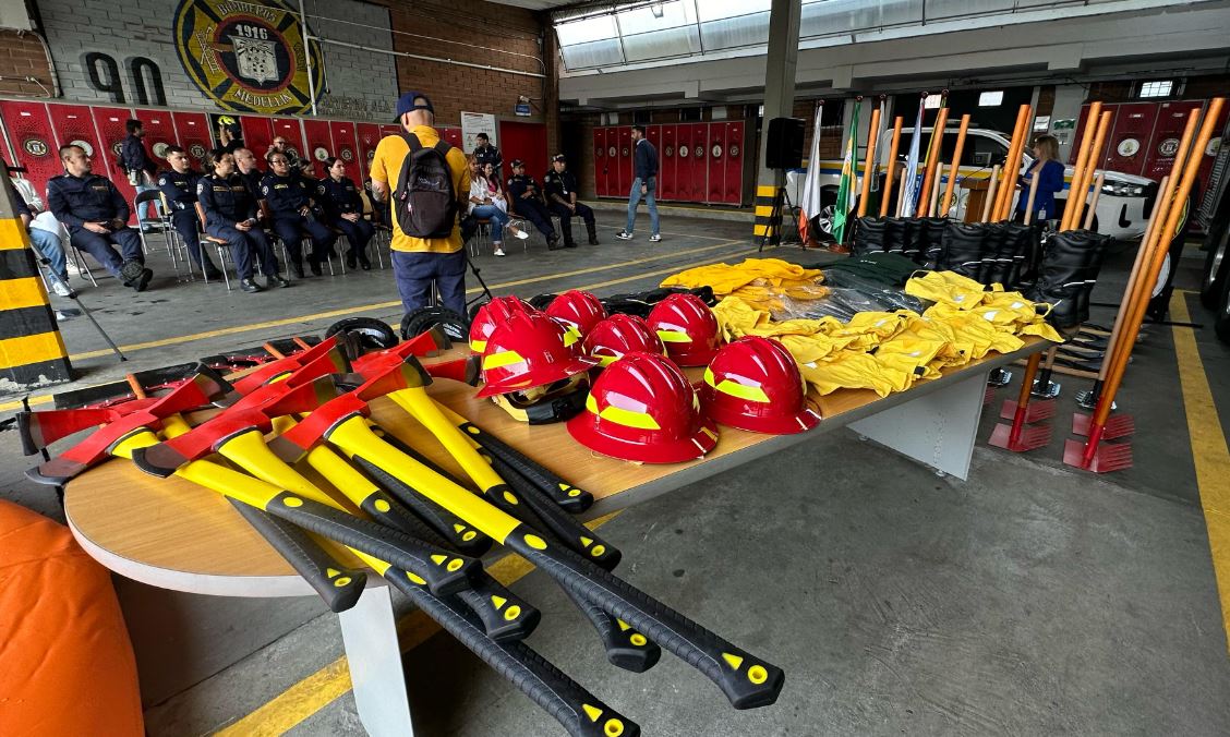 Cuerpos de bomberos del Valle de Aburrá recibieron nueva indumentaria para atender emergencias