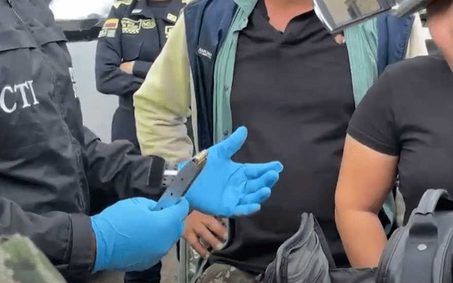 Cuestionan diálogos de paz tras escándalo de disidentes en camionetas de la UNP