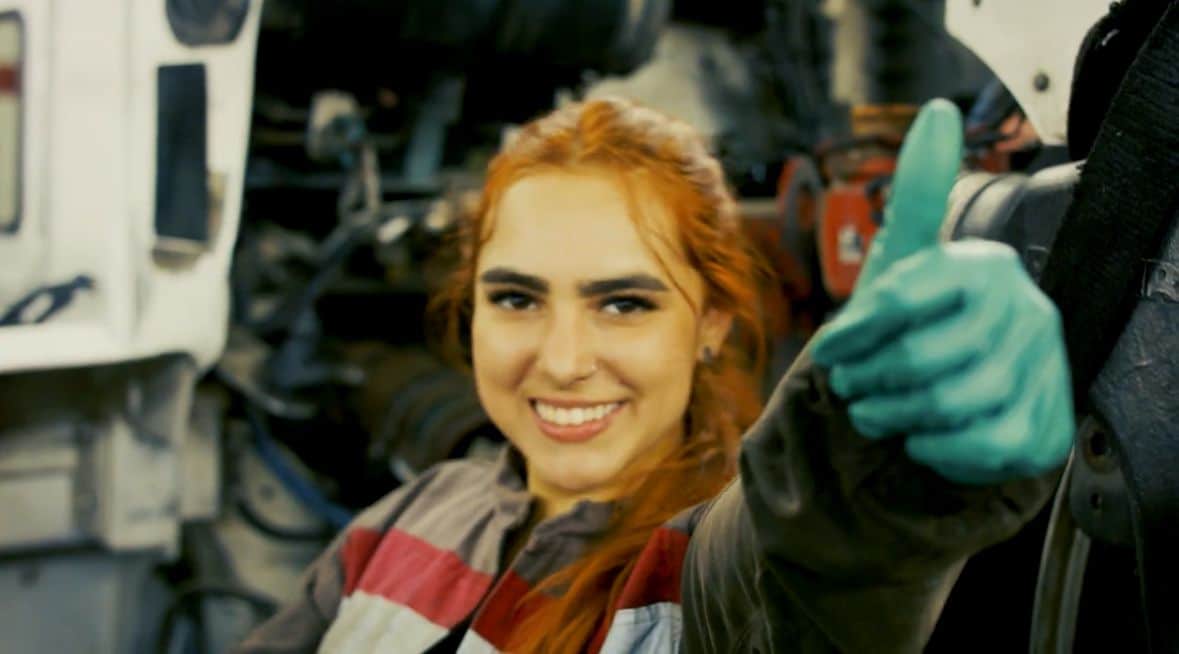 Desde pequeña, Daniela Nieto estuvo rodeada de motores. Su papá, conductor de tractomula, fue quien sembró en ella la curiosidad por el mundo automotor. Esa pasión la llevó a romper estereotipos y abrirse camino en un oficio tradicionalmente dominado por hombres: la mecánica.