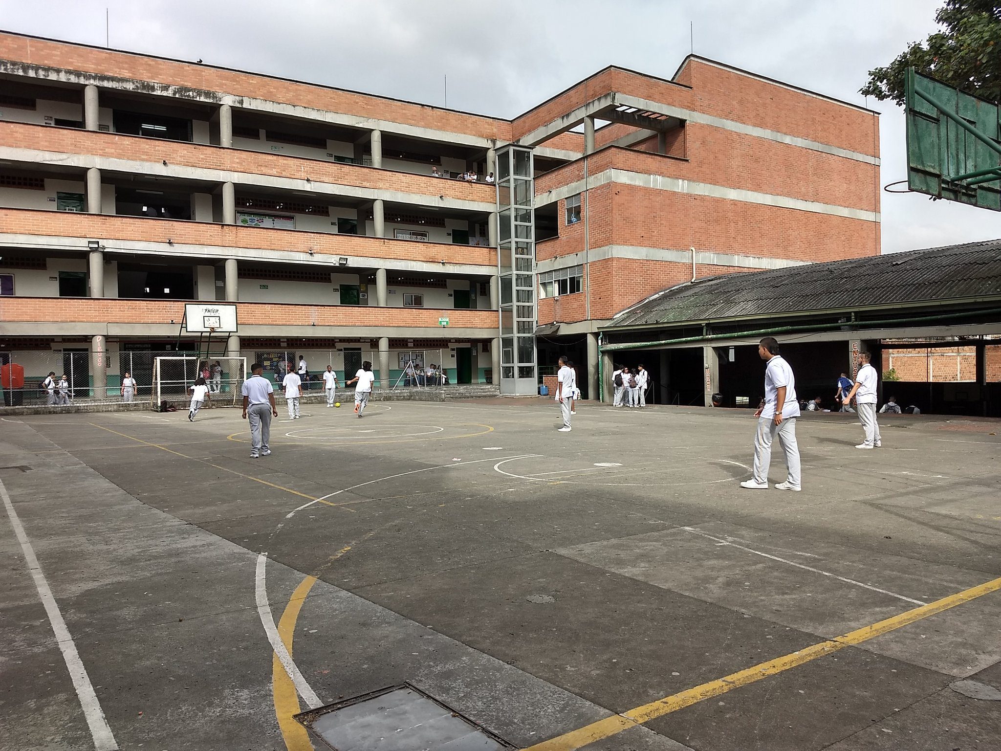 Estudiantes hacen plantón por posible caso de abuso sexual en colegio de Buenos Aires