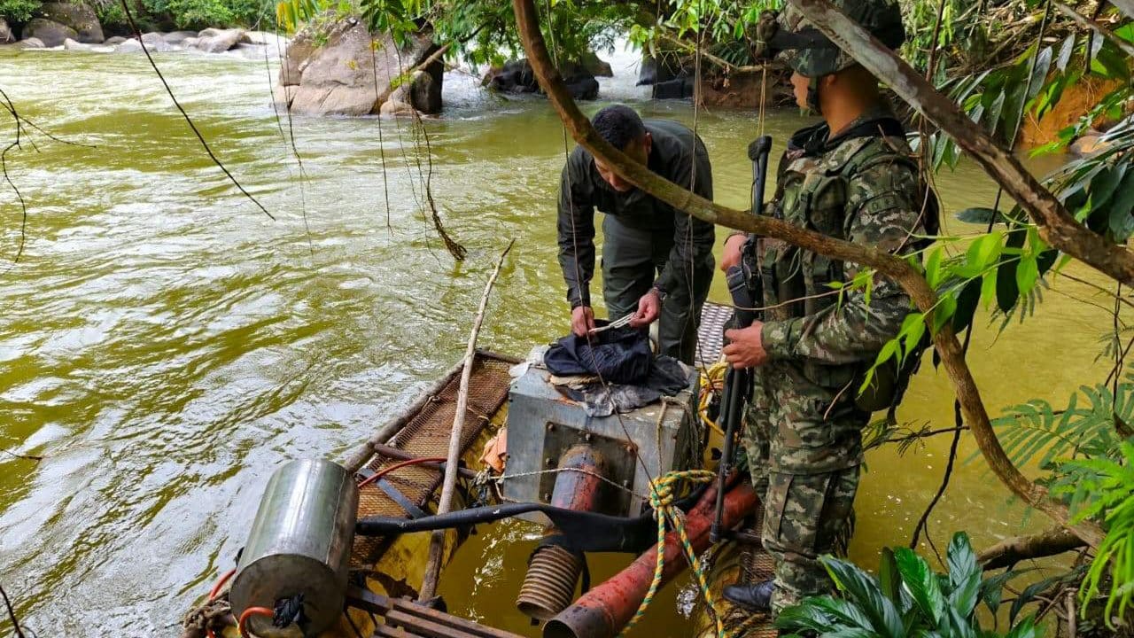 Desmantelan 5 minas ilegales para extraer oro del Clan del Golfo