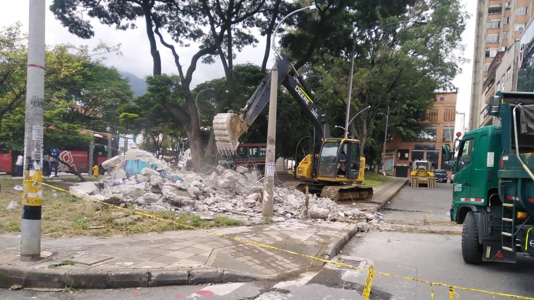 Destruyen estructura en el centro que pasó de usarse como baño a punto de consumo de drogas