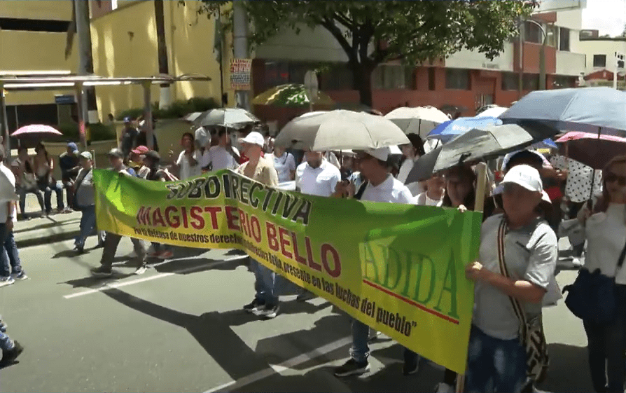 Docentes en Medellín se sumaron al paro de Fecode y marcharon en el centro de la ciudad