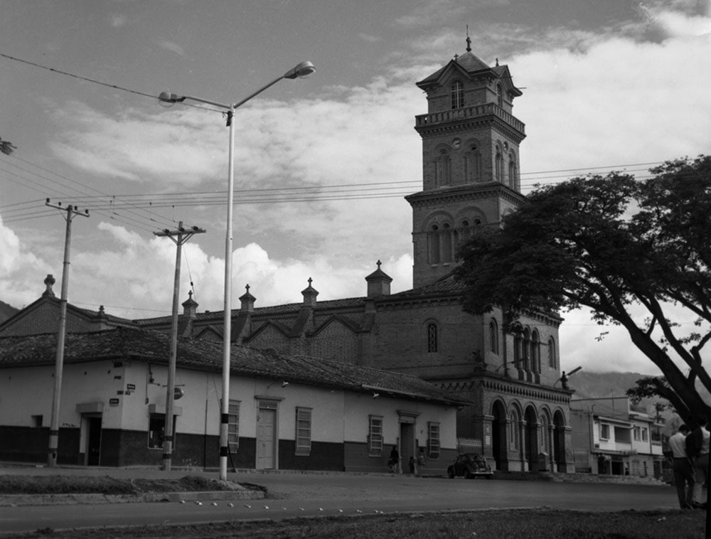 Antes de convertirse en la metrópoli que hoy conocemos, Medellín fue un pequeño asentamiento colonial llamado San Lorenzo de Aburrá, fundado en 1616. Este primer núcleo habitacional estaba ubicado en lo que hoy es el reconocido barrio El Poblado.