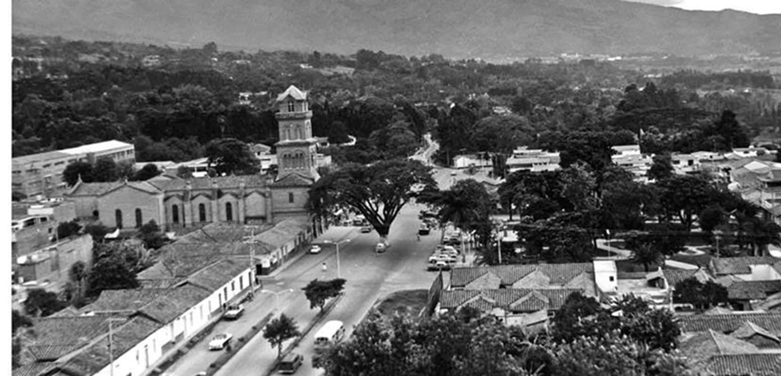 Antes de convertirse en la metrópoli que hoy conocemos, Medellín fue un pequeño asentamiento colonial llamado San Lorenzo de Aburrá, fundado en 1616. Este primer núcleo habitacional estaba ubicado en lo que hoy es el reconocido barrio El Poblado.