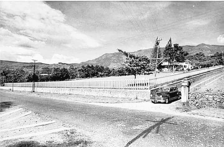 Antes de convertirse en la metrópoli que hoy conocemos, Medellín fue un pequeño asentamiento colonial llamado San Lorenzo de Aburrá, fundado en 1616. Este primer núcleo habitacional estaba ubicado en lo que hoy es el reconocido barrio El Poblado.