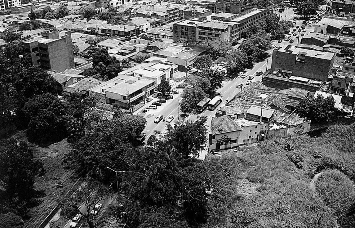 Antes de convertirse en la metrópoli que hoy conocemos, Medellín fue un pequeño asentamiento colonial llamado San Lorenzo de Aburrá, fundado en 1616. Este primer núcleo habitacional estaba ubicado en lo que hoy es el reconocido barrio El Poblado.