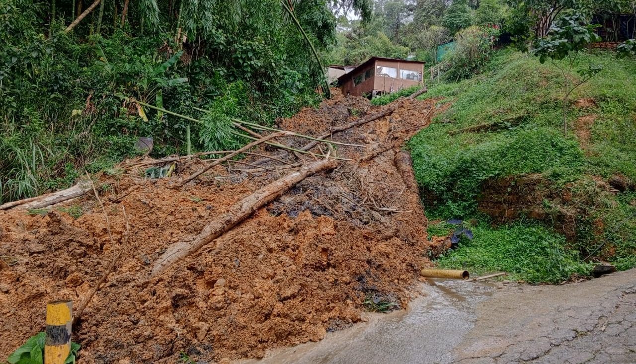 Emergencia en La Estrella por deslizamiento de tierra en el sector Himalaya