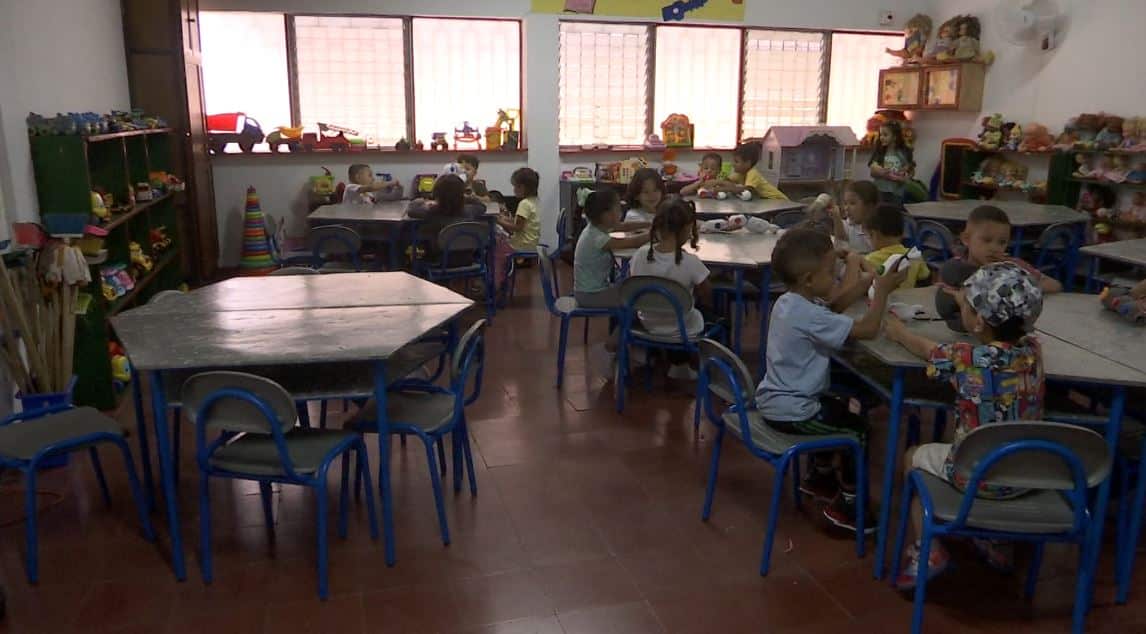 Empresa de licores crea escritorios para escuelas con cajas de tetra pak