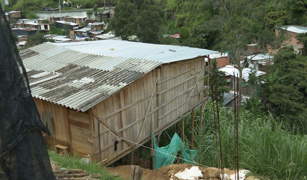 En Medellín, hay por lo menos 65 puntos críticos con construcciones irregulares