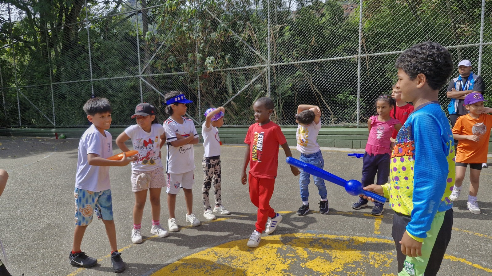 En Medellín, más de 800 niños, niñas y adolescentes podrán participar de actividades significativas durante su tiempo libre, gracias al Presupuesto Participativo. En las comunas Santa Cruz y Aranjuez, así como el corregimiento de Altavista se verán beneficiados los jóvenes por el programa Parchemos. Esta estrategia está liderada por Tejiendo Hogares y la Secretaría de Inclusión Social y Familia, financiado por Presupuesto participativo Parchemos incluye actividades como robótica, arte, astronomía, deportes alternativos y baile; y está direccionado para menores entre los 6 y 17 años. “Para que las niñas y niños tengan otras experiencias y tengan buen uso del tiempo libre. Queremos prevenir situaciones de violencia, queremos arrebatarle los niños a la calle” dijo SANDRA SÁNCHEZ - Secretaria de Inclusión Social y Familia Parchemos tiene como objetivo alejar a los menores de contextos de riesgo, mientras generan entornos protectores y oportunidades para su desarrollo. Este programa estima tener 5.200 participantes de los cuales 840 serán beneficiarios de los recursos asignados a estas zonas a través del presupuesto participativo.