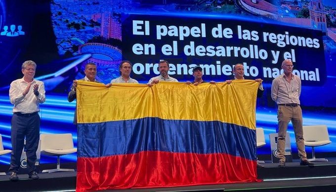 En medio de aplausos y con la bandera de Colombia, alcaldes salieron en el congreso de la Andi