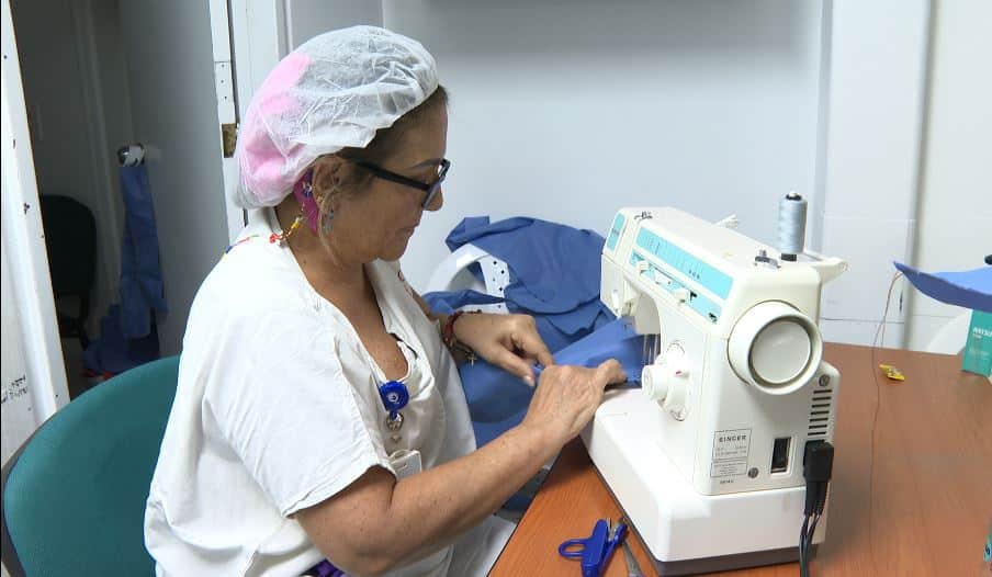Enfermera aprendió a coser para regalar cabestrillos hechos con tela quirúrgica reciclada
