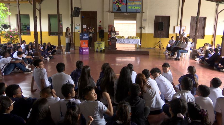 Entregan 100 kits escolares en institución educativa del centro de la ciudad