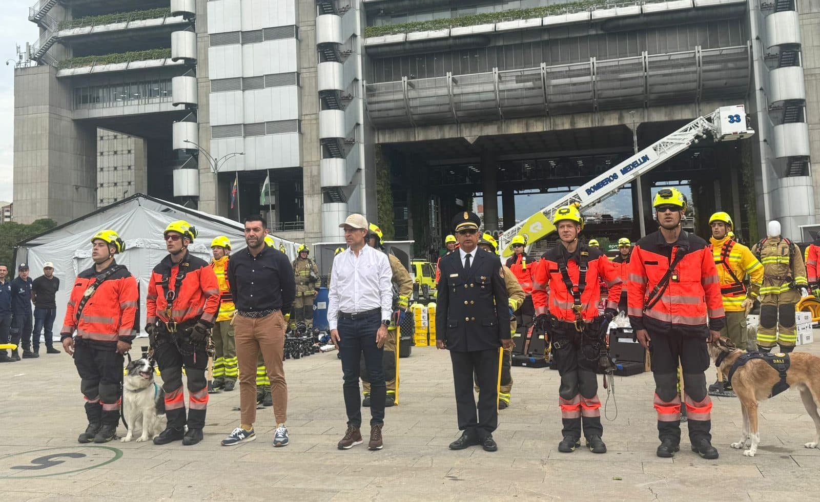 Entregan nuevos equipos al Cuerpo Oficial de Bomberos de Medellín para atender emergencias