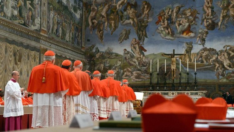 Este es el atuendo que utilizan los cardenales antes y durante el cónclave