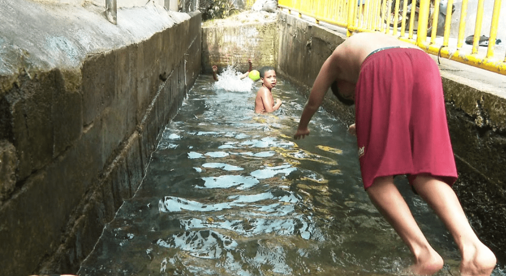 Este es el barrio de Medellín que tiene una piscina natural en una de sus calles