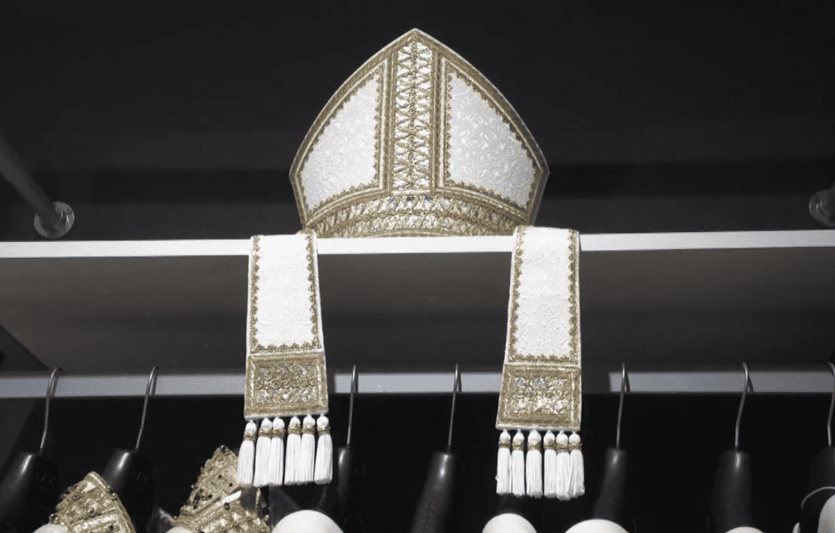 Esta es la historia del hombre que estuvo detrás de las vestiduras del papa Francisco