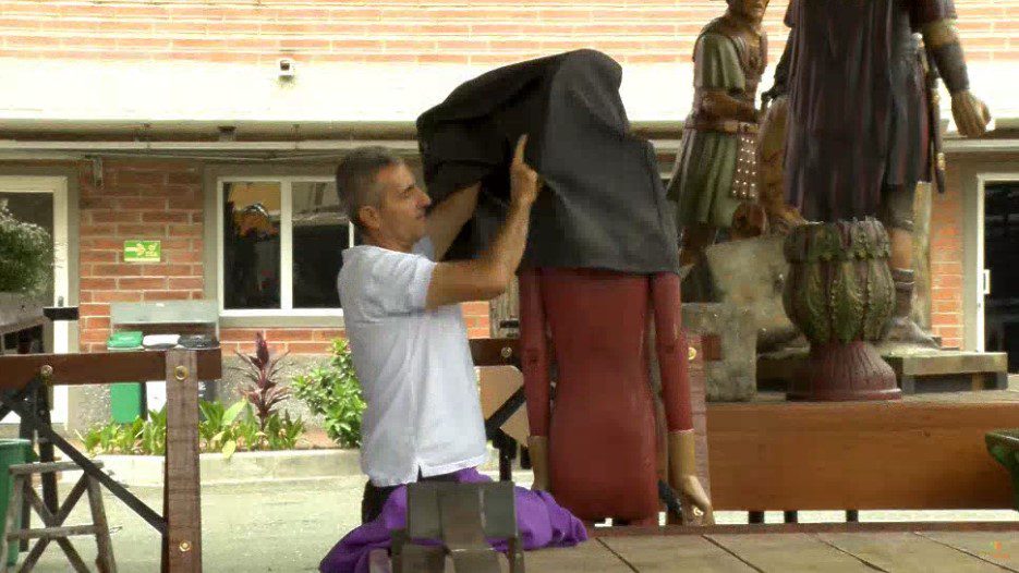Estos son los cofradías que cargan y acicalan las imágenes de los santos en Envigado