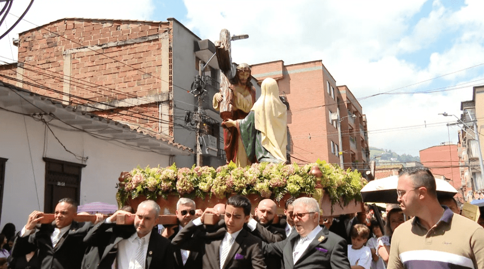 Feligreses vivieron la tradicional procesión del Viacrucis