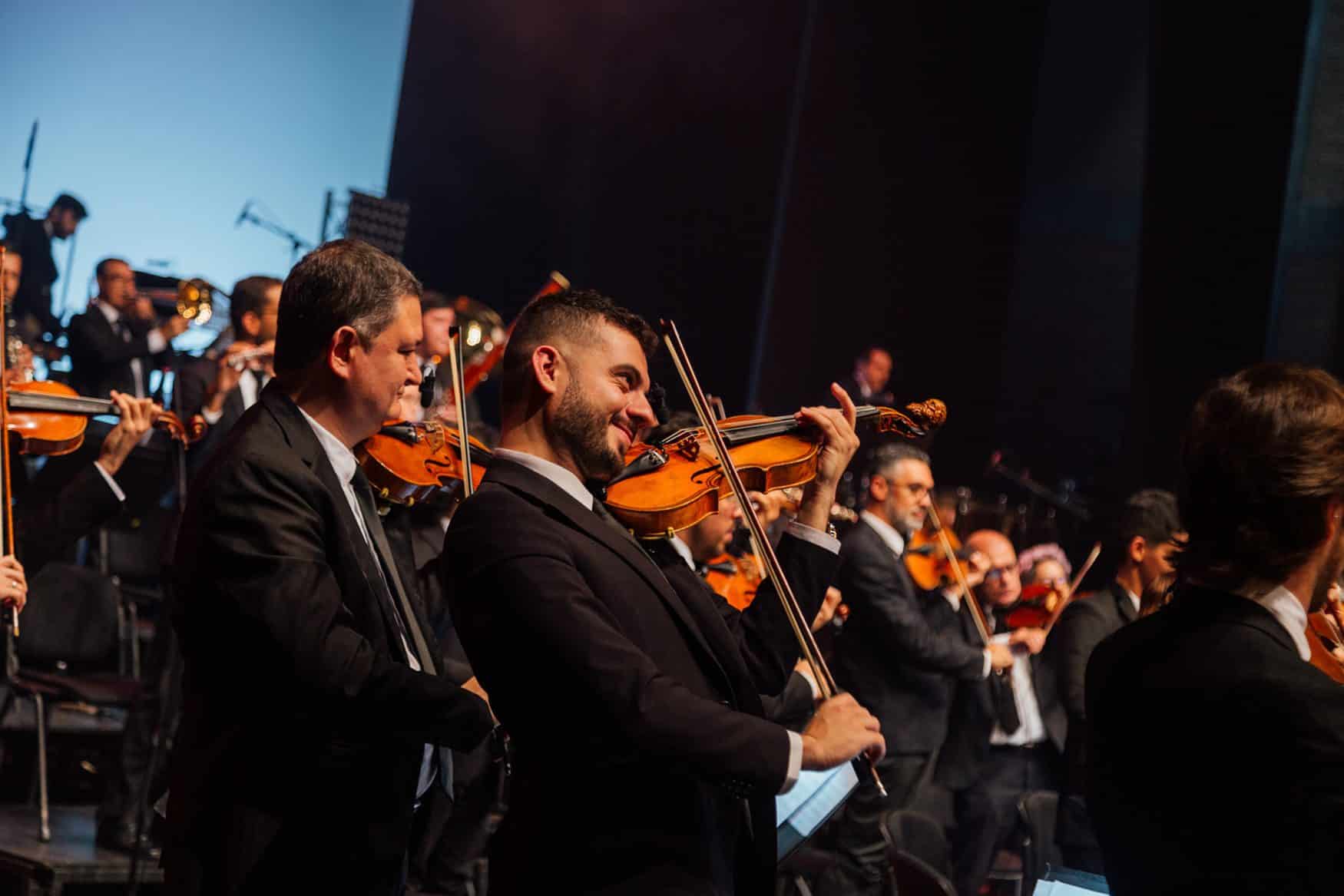 Filarmed marca un hito en la historia de la música sinfónica de Colombia al convertirse en la primera orquesta del país en presentarse en el icónico Movistar Arena de Buenos Aires. Este logro no solo representa un momento inolvidable para la agrupación, sino también un paso firme hacia la internacionalización del talento musical colombiano.