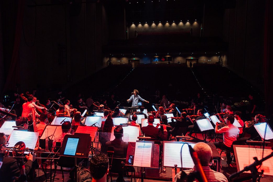 Filarmed marca un hito en la historia de la música sinfónica de Colombia al convertirse en la primera orquesta del país en presentarse en el icónico Movistar Arena de Buenos Aires. Este logro no solo representa un momento inolvidable para la agrupación, sino también un paso firme hacia la internacionalización del talento musical colombiano.
