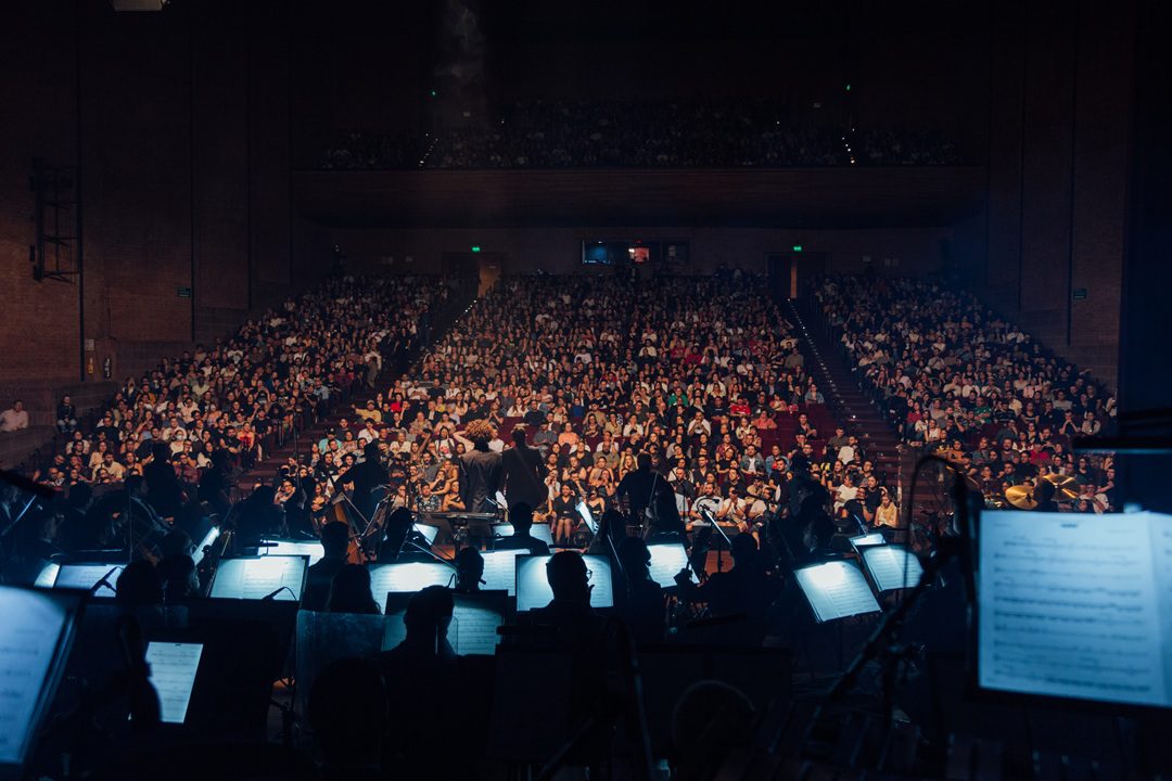 Filarmed marca un hito en la historia de la música sinfónica de Colombia al convertirse en la primera orquesta del país en presentarse en el icónico Movistar Arena de Buenos Aires. Este logro no solo representa un momento inolvidable para la agrupación, sino también un paso firme hacia la internacionalización del talento musical colombiano.