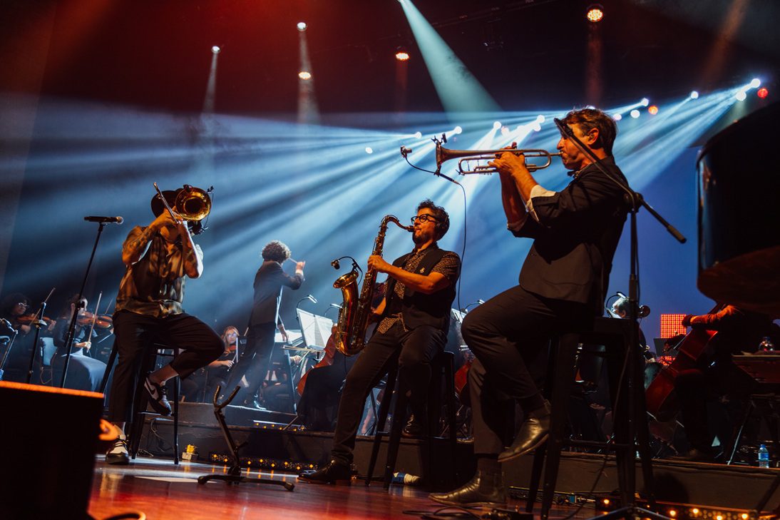 Filarmed marca un hito en la historia de la música sinfónica de Colombia al convertirse en la primera orquesta del país en presentarse en el icónico Movistar Arena de Buenos Aires. Este logro no solo representa un momento inolvidable para la agrupación, sino también un paso firme hacia la internacionalización del talento musical colombiano.