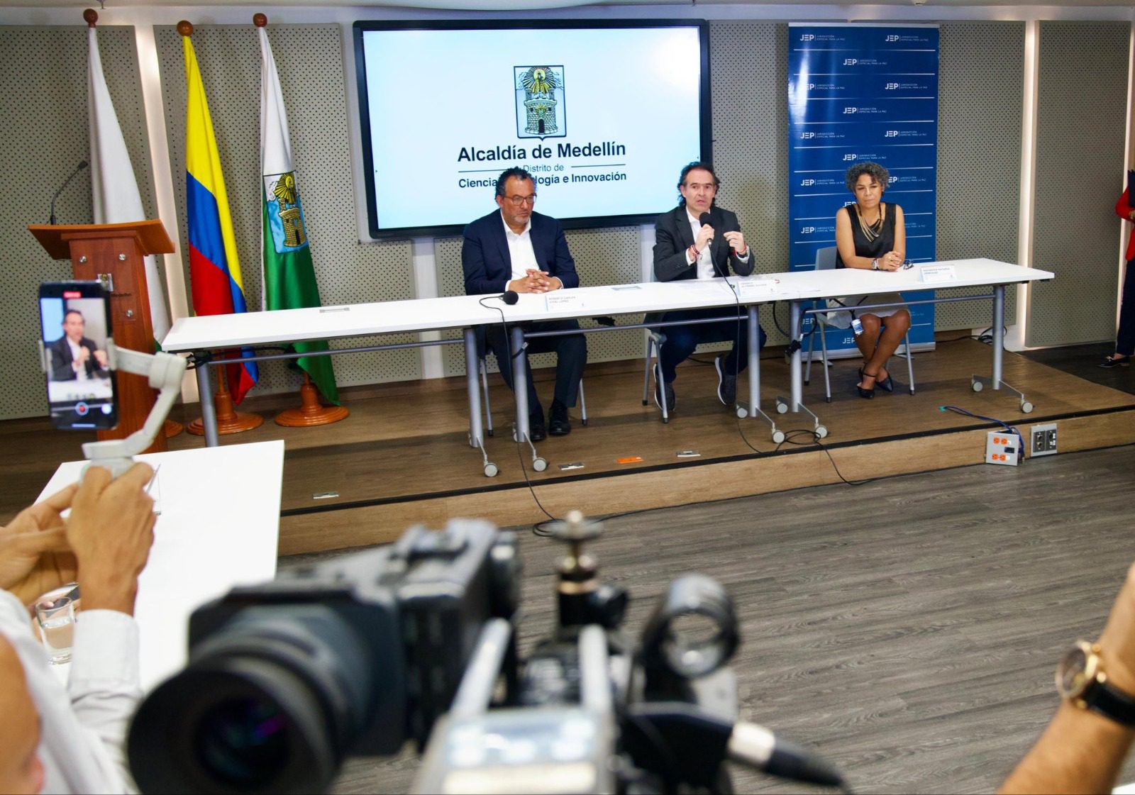 Firman convenio para hacer excavaciones en La Escombrera de la comuna 13