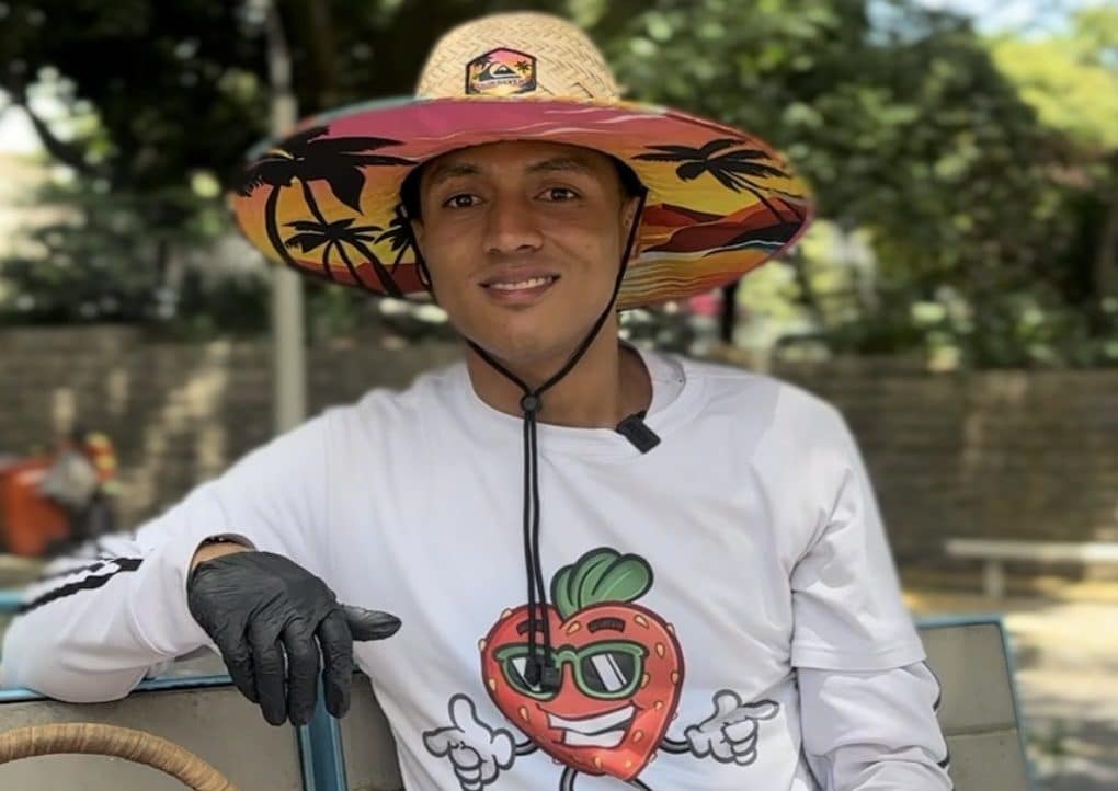 La historia de @eldelasfresaslocas es un ejemplo de lucha, sabor y constancia. Desde las calles de Medellín, vende fresas locas que inspiran.