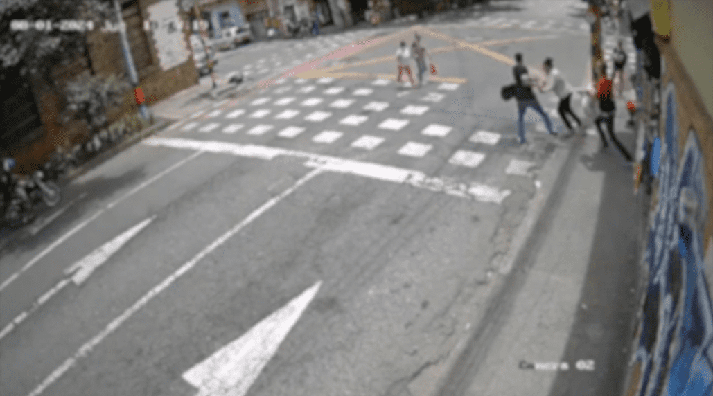 Frustran intento de fleteo a una mujer en Envigado todo quedó captado en video