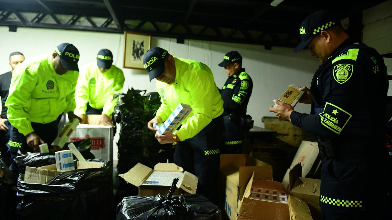 Golpe al contrabando: incautan gran cantidad de cigarrillos y licor adulterado para vender en feria