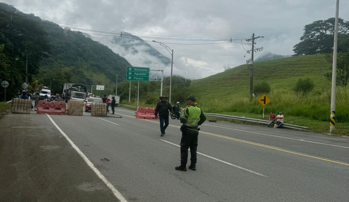 Grupo de personas bloquea vía en La Pintada