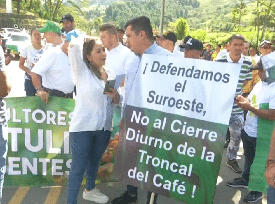 Habitantes de 23 municipios marcharon por cierre de la troncal del café por varios meses
